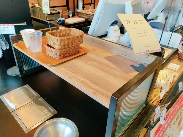 アンティークパン食べ放題　返却口